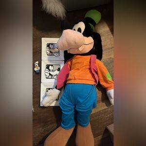 Goofy Plush Toy with Plates and Figurine